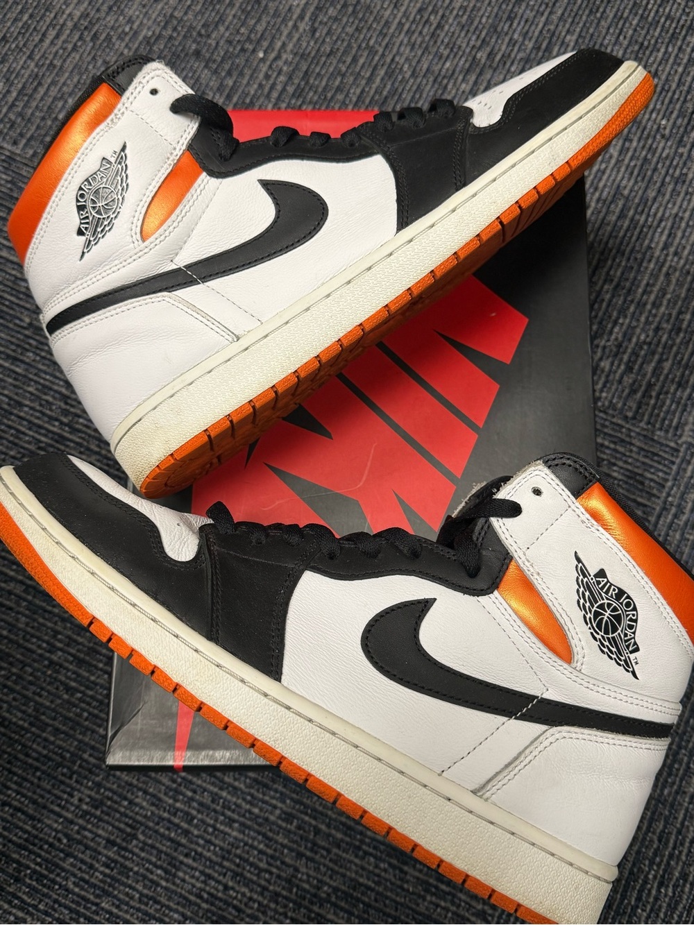 Jordan 1 Retro High Electro Orange - Sneakers in White, Black & Orange